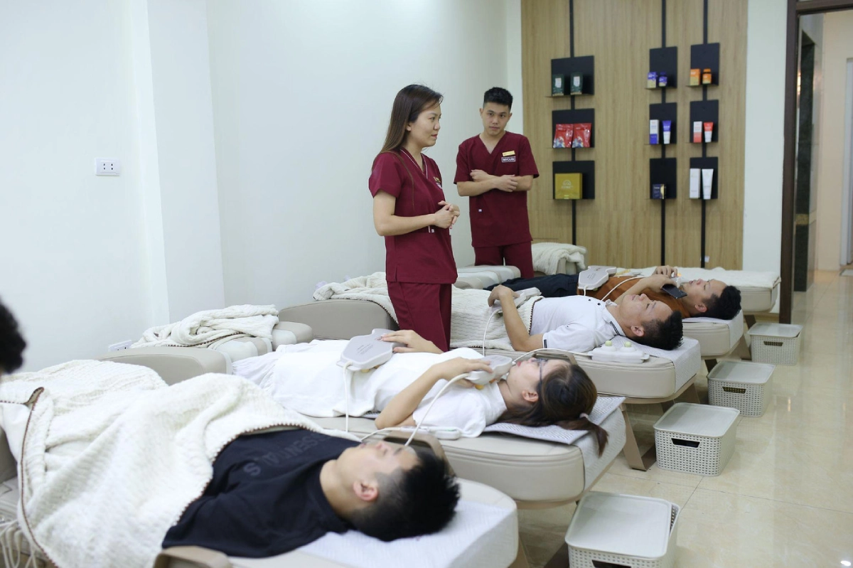 Khách hàng trải nghiệm thiết bị Rebone_MH01 - Máy trị liệu nhiệt của Migun Life